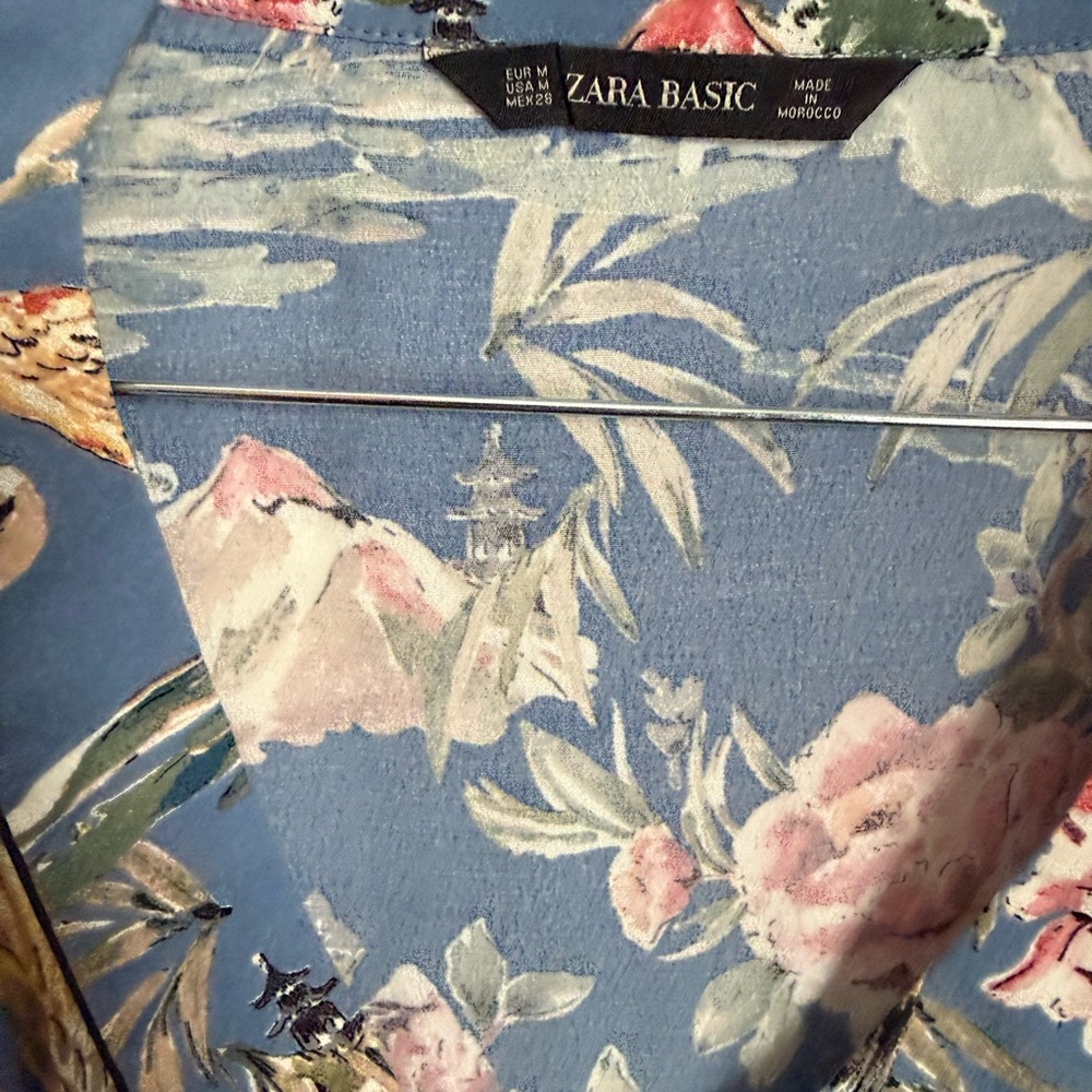 Zara floral print, v-neckline top in blue with flowers and birds print. Size M. - Picture 4 of 6